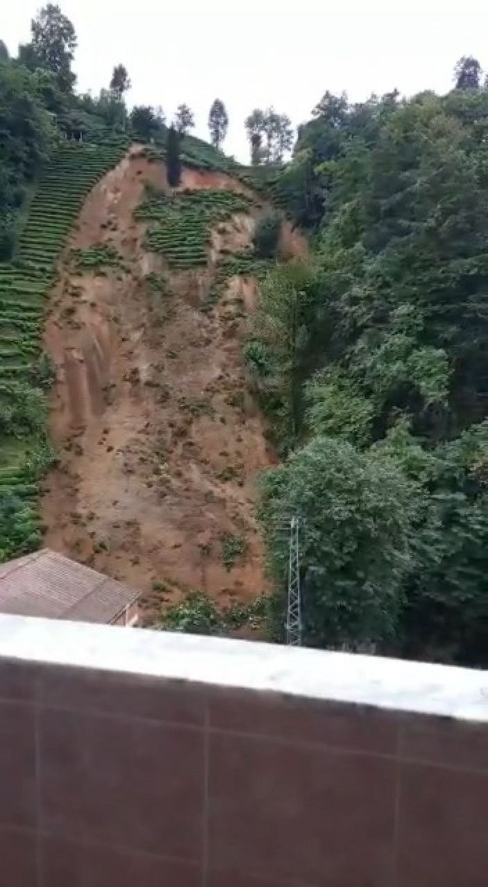 Rize'de heyelan; çay bahçesinde toprağın kayma anı kamerada -3