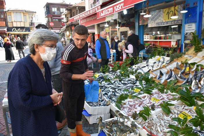 Edirne’ye gelen Yunan ve Bulgarlardan tezgahlardaki balıklara yoğun ilgi -8
