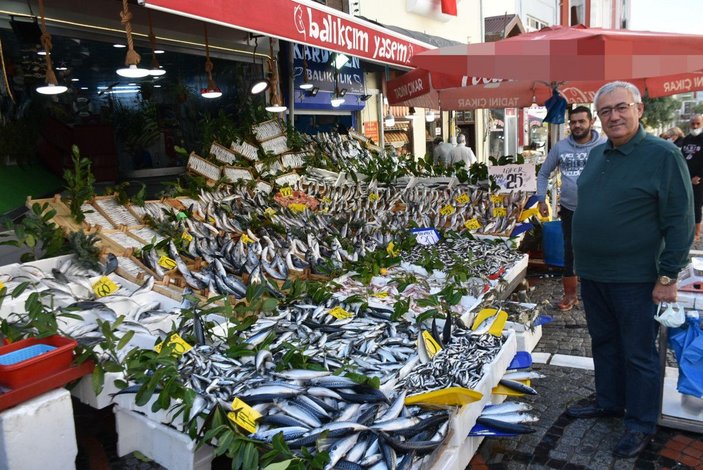 Edirne’ye gelen Yunan ve Bulgarlardan tezgahlardaki balıklara yoğun ilgi -9