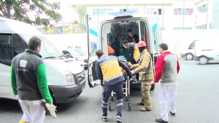 Bayrampaşa'da kamyonetle otomobil arasına sıkışan kişi yaralandı -2