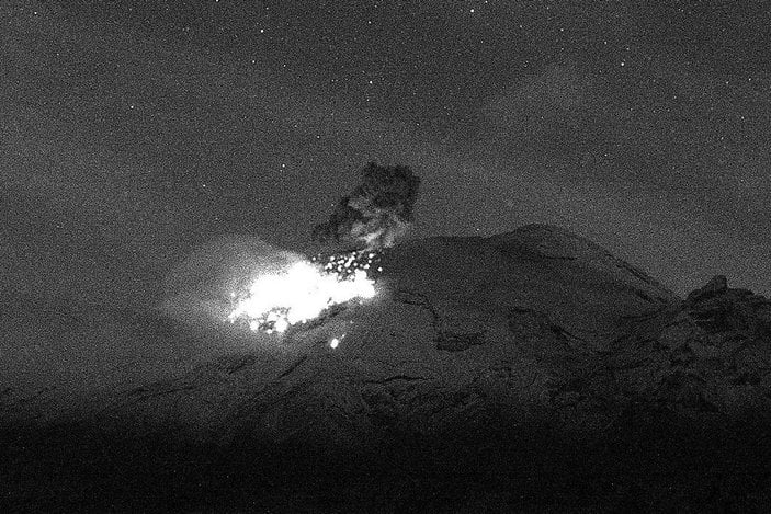 Meksika’daki Popocatepetl Yanardağı’nda 3 patlama yaşandı -3