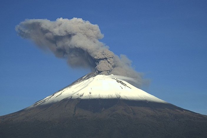 Meksika’daki Popocatepetl Yanardağı’nda 3 patlama yaşandı -1