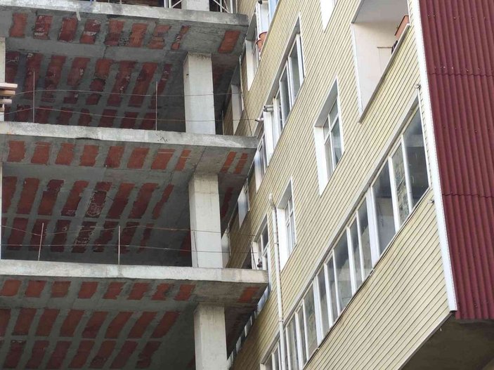 Şişli'de bina inşaatı, 40 yıllık apartmana dayandı
