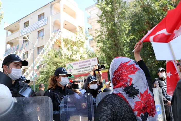Van'da HDP önündeki eyleme katılan anne: Kızım kanser hastasıyım, teslim ol -10