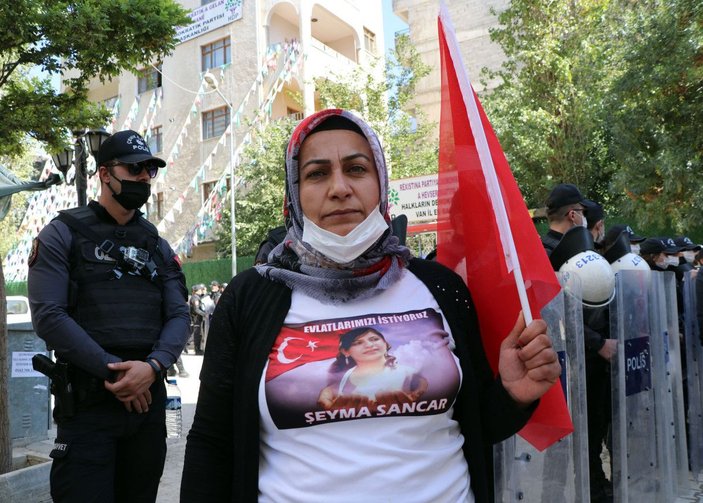 Van'da HDP önündeki eyleme katılan anne: Kızım kanser hastasıyım, teslim ol -2
