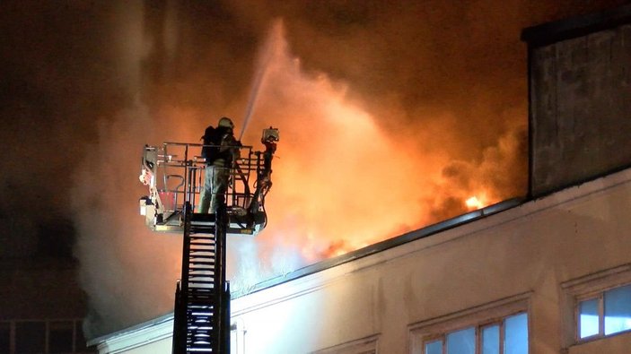 Eyüpsultan'da 4 katlı binanın çatı katında yangın - 1 -2