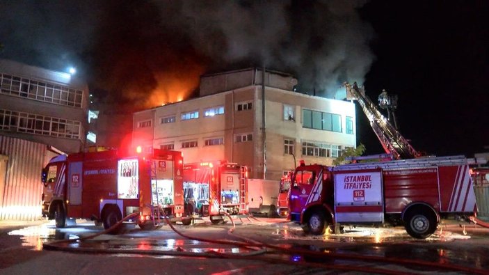 Eyüpsultan'da 4 katlı binanın çatı katında yangın - 1 -3