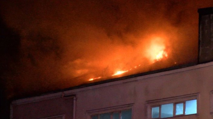 Eyüpsultan'da 4 katlı binanın çatı katında yangın - 1 -1