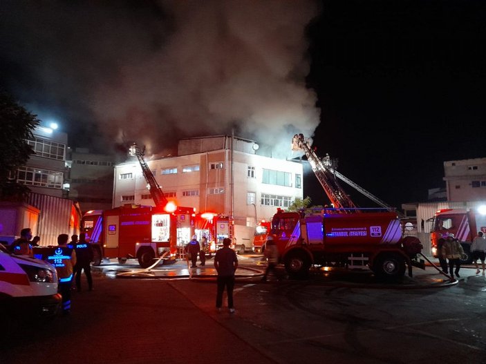 Eyüpsultan'da 4 katlı binanın çatı katında yangın - 1 -5