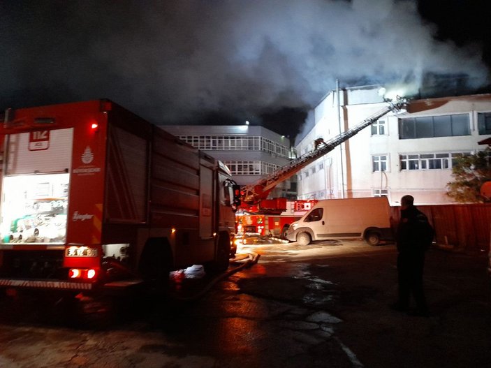 Eyüpsultan'da 4 katlı binanın çatı katında yangın - 1 -6