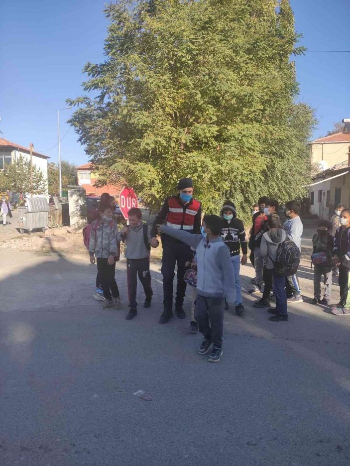 Jandarma ekipleri okul çevrelerini, servis araçlarını ve taksileri denetledi -5
