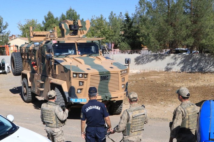 Kaçak trafo denetimi yapan ekipleri engellemek için lastik yakıp yol kapattılar -8