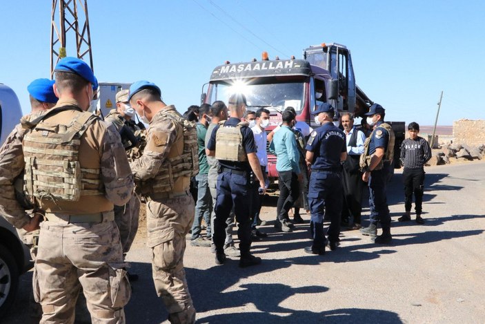 Kaçak trafo denetimi yapan ekipleri engellemek için lastik yakıp yol kapattılar -2