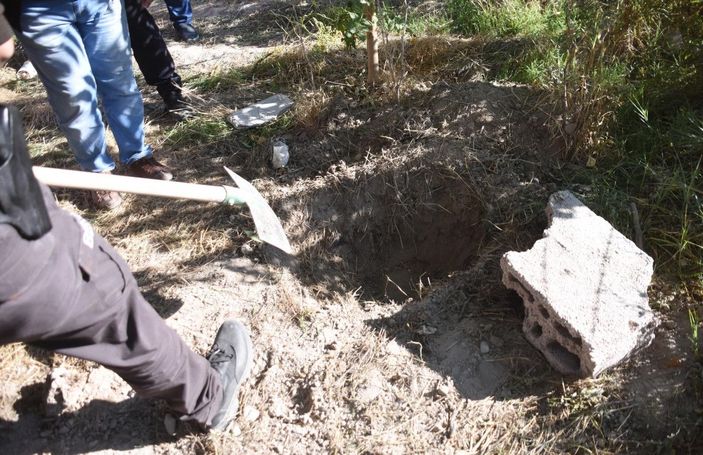 Ceset şüphesiyle kazılan çukurdan köpek ölüsü çıktı -3