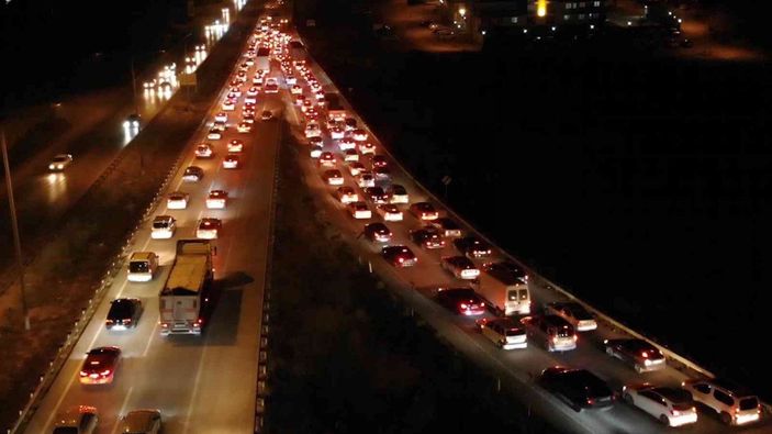 43 ilin geçiş noktası, kilit kavşakta hafta sonu trafik yoğunluğu -1