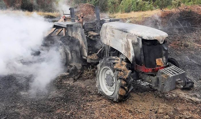 Evinin önünde ateş yakmak isterken traktörünü yaktı -1