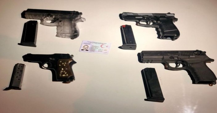 Antalya’da durdurulan araçtan 4 adet ruhsatsız tabanca çıktı -1
