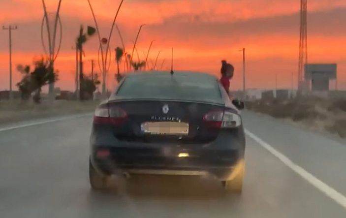 Seyir halindeki aracın camından sarkan çocuk korkuttu -2