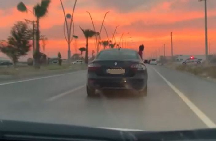 Seyir halindeki aracın camından sarkan çocuk korkuttu -4