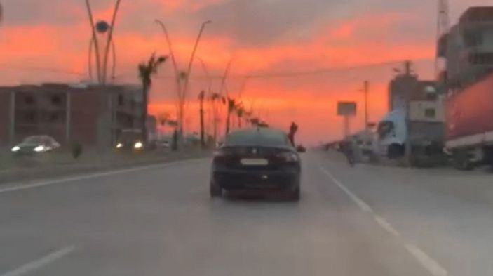 Seyir halindeki aracın camından sarkan çocuk korkuttu -5