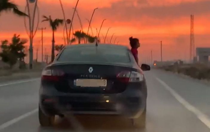 Seyir halindeki aracın camından sarkan çocuk korkuttu -3