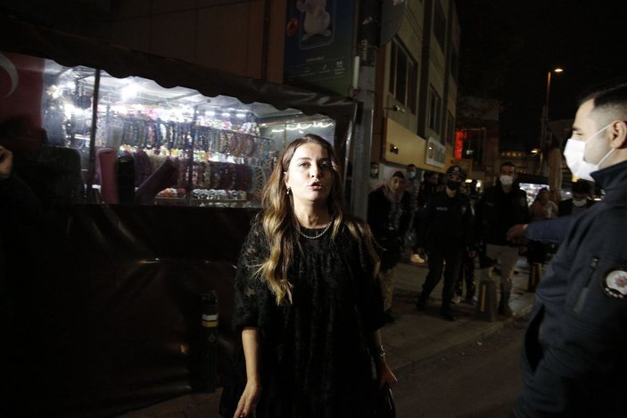 Taksim'de polis noktasındaki taksiciye küfür edince gözaltına alındı -4