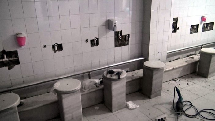 Avcılar'da cami tuvaletlerindeki muslukları çalma girişimi kamerada -4