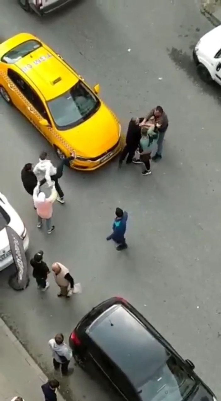 d Bağcılar'da taksiciyle müşterinin yumruk yumruğa kavgası -1