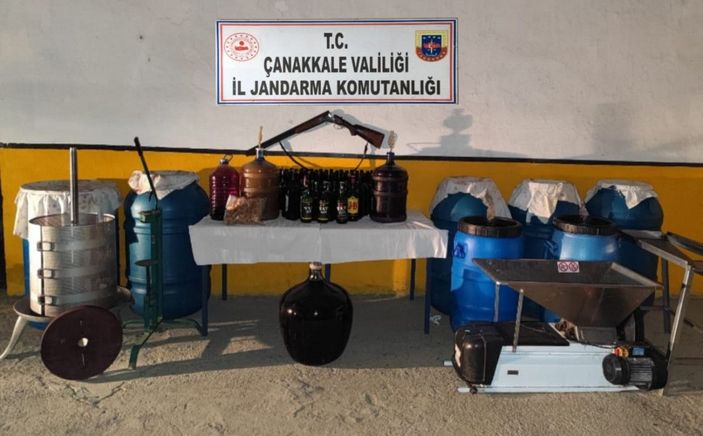 d Gökçeada'da, bağ evinde 1355 litre sahte şarap ele geçirildi -1