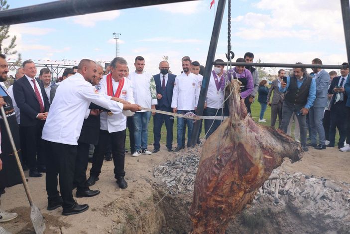 Lezzet festivalinde, bu kez de boğa pişirilirken kuyuya düştü -6