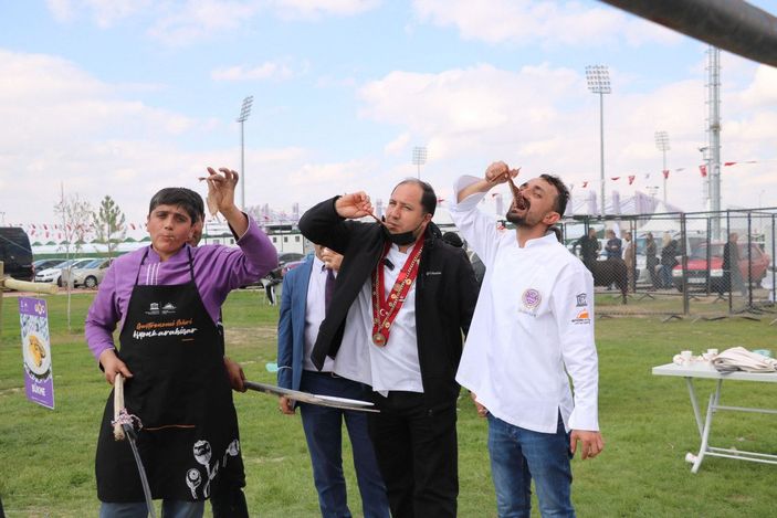 Lezzet festivalinde, bu kez de boğa pişirilirken kuyuya düştü -7