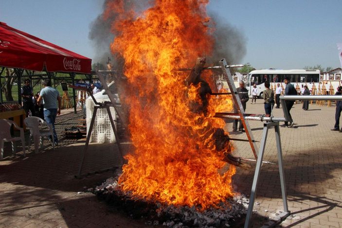 Lezzet festivalinde, bu kez de boğa pişirilirken kuyuya düştü -10