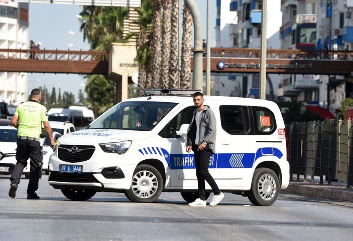 Antalya'da otomobil takla attı, trafik kilitlendi -3
