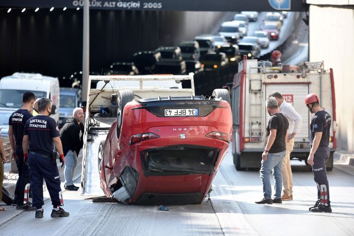Antalya'da otomobil takla attı, trafik kilitlendi -1
