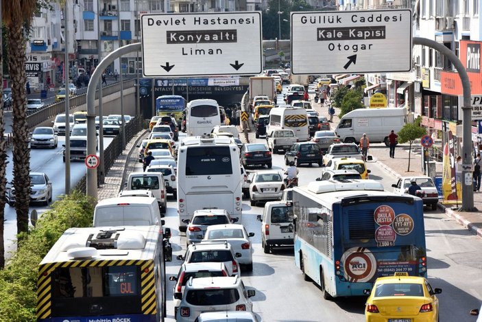 Antalya'da otomobil takla attı, trafik kilitlendi -5