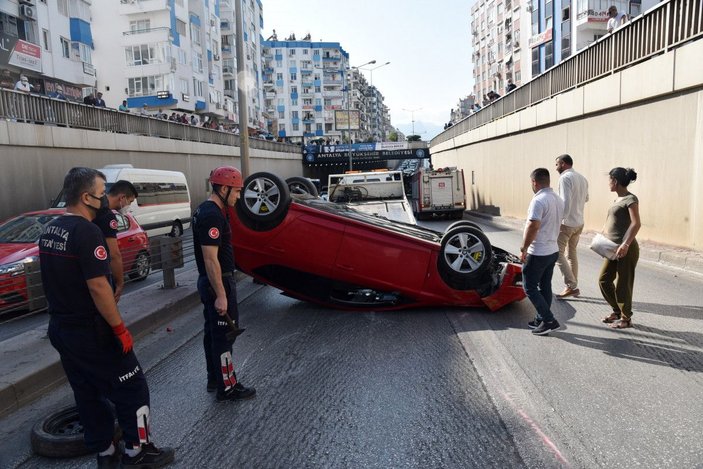 Antalya'da otomobil takla attı, trafik kilitlendi -2