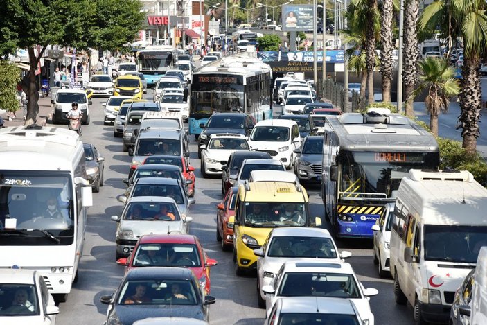 Antalya'da otomobil takla attı, trafik kilitlendi -4