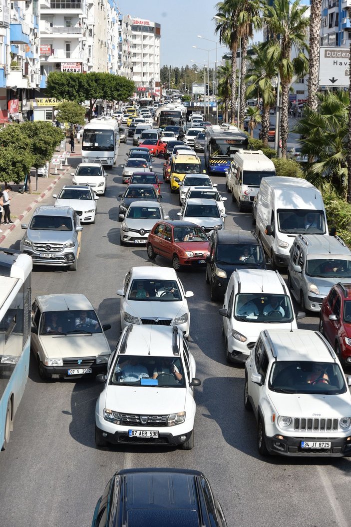 Antalya'da otomobil takla attı, trafik kilitlendi -6