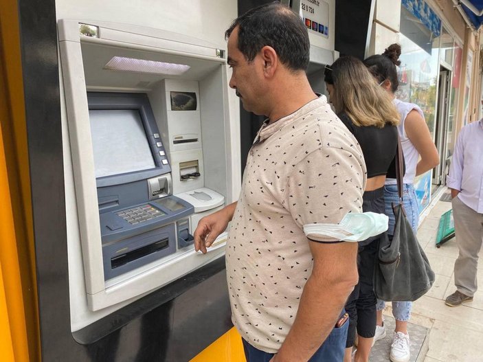 ATM'de unutulan 10 bin TL'yi bankaya teslim etti -3