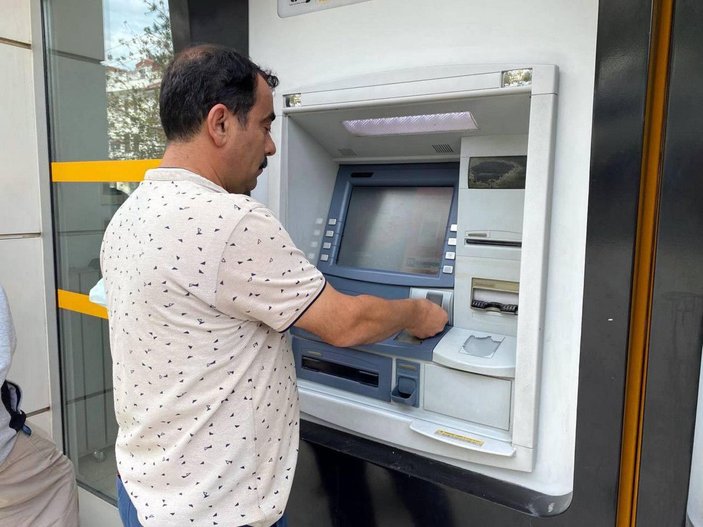 ATM'de unutulan 10 bin TL'yi bankaya teslim etti -2