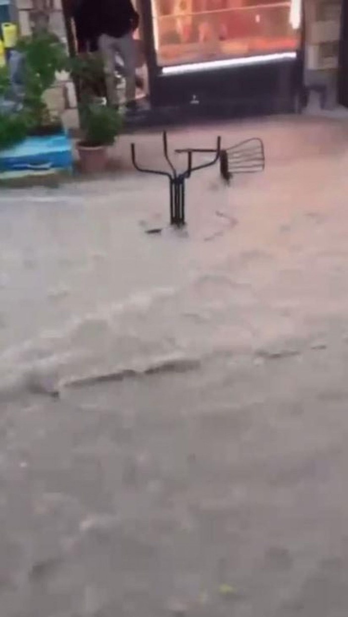 İzmir'de yağmur ve rüzgar hayatı olumsuz etkiledi -3