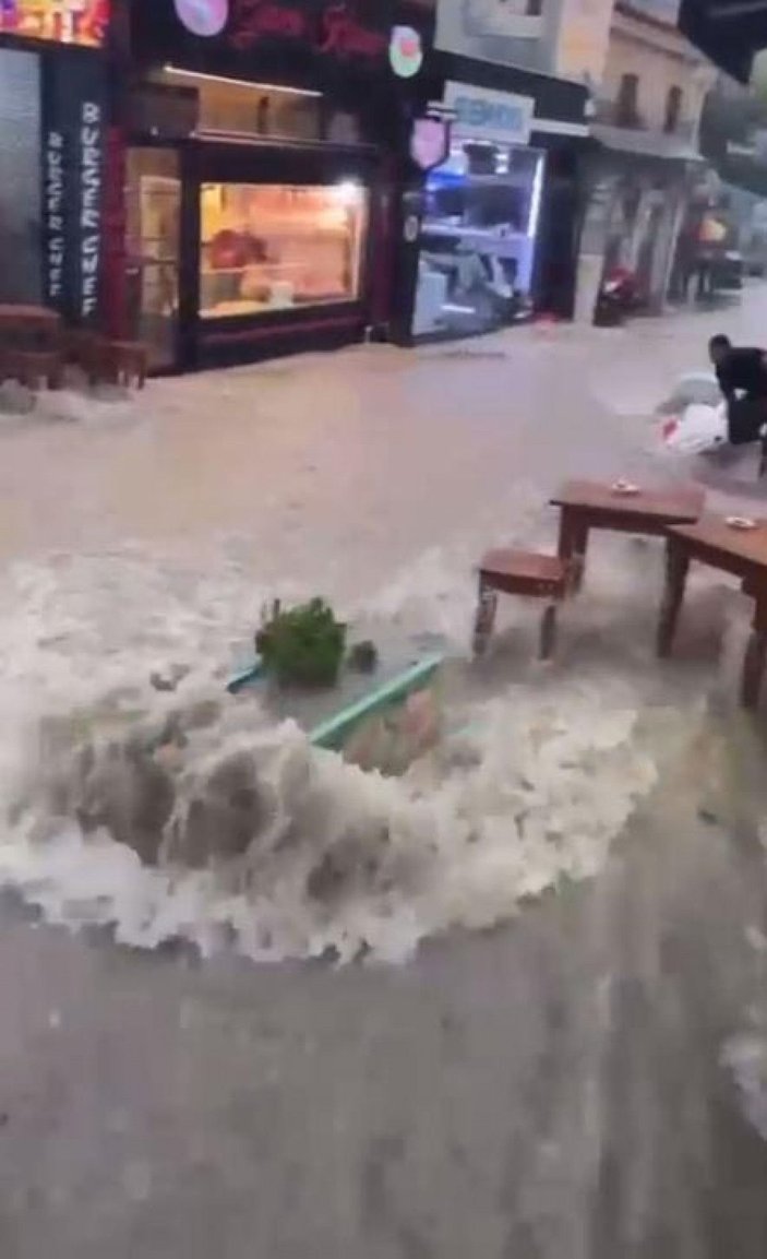 İzmir'de yağmur ve rüzgar hayatı olumsuz etkiledi -4