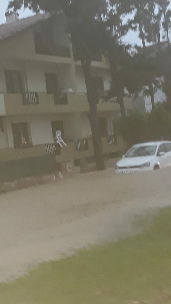 İzmir'de yağmur ve rüzgar hayatı olumsuz etkiledi -7