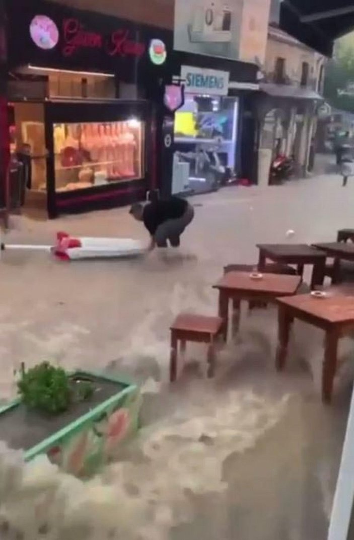 İzmir'de yağmur ve rüzgar hayatı olumsuz etkiledi -1