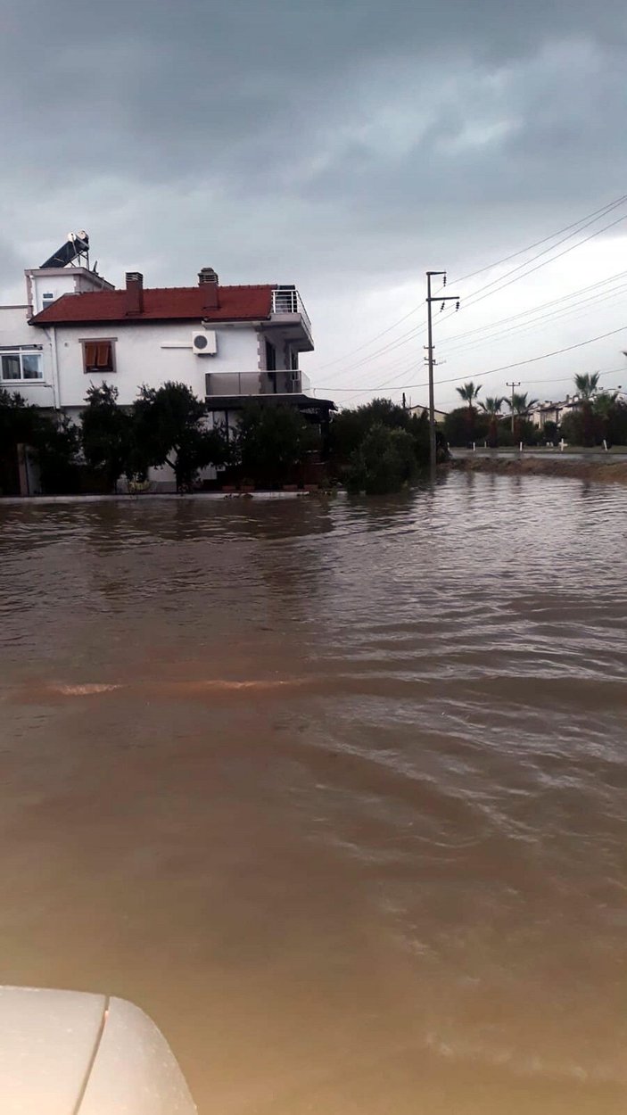 İzmir'de yağmur ve rüzgar hayatı olumsuz etkiledi -10