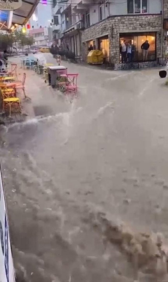 İzmir'de yağmur ve rüzgar hayatı olumsuz etkiledi -5