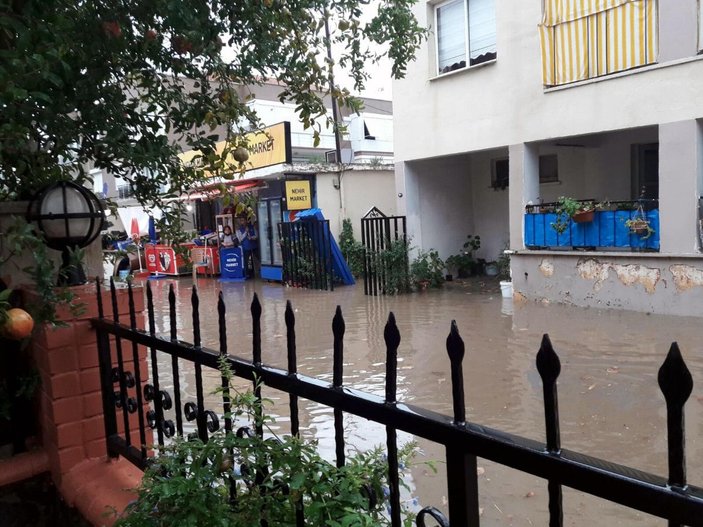 İzmir'de yağmur ve rüzgar hayatı olumsuz etkiledi -6