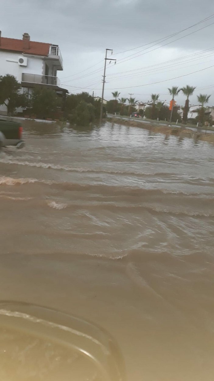 İzmir'de yağmur ve rüzgar hayatı olumsuz etkiledi -9