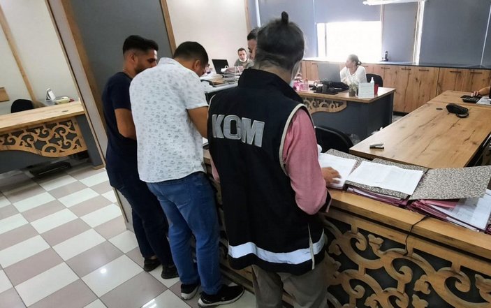 Mersin'de sahte Schengen vizesi hazırlayan baba-kıza gözaltı -1