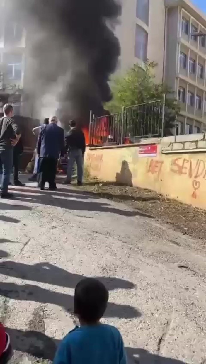 Tuzla’da okul servisinin yandı -1